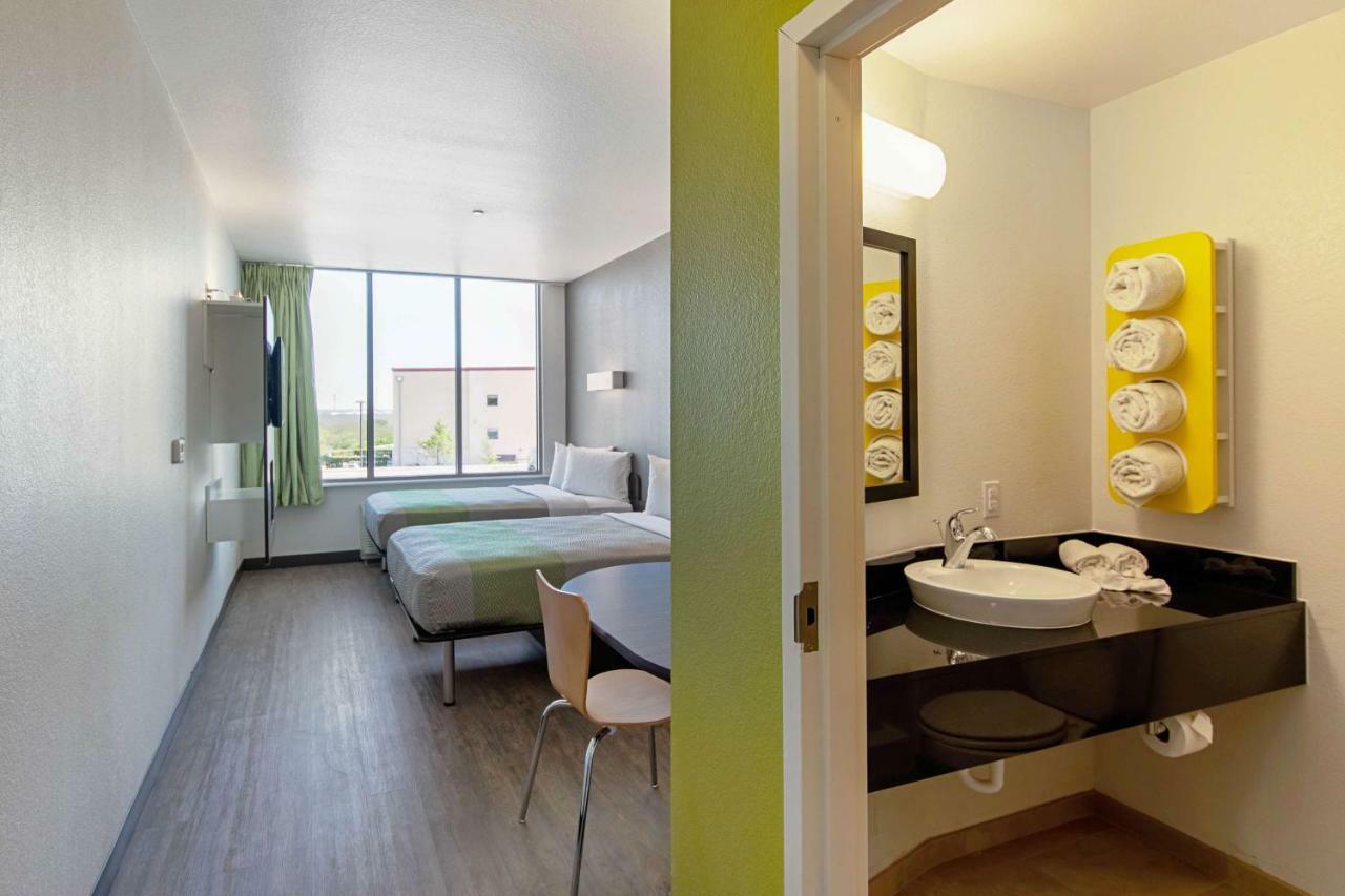 Motel 6 Austin Airport Kültér fotó
