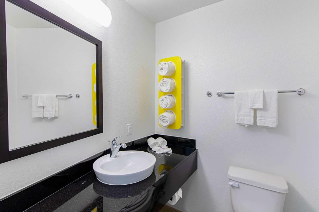 Motel 6 Austin Airport Kültér fotó